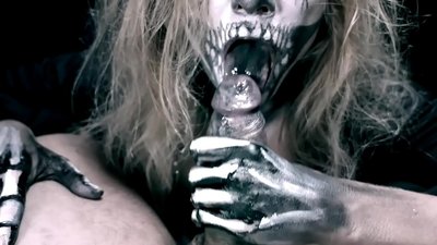 Demon nighean sucking cock le a beul dubh agus slugadh cum.